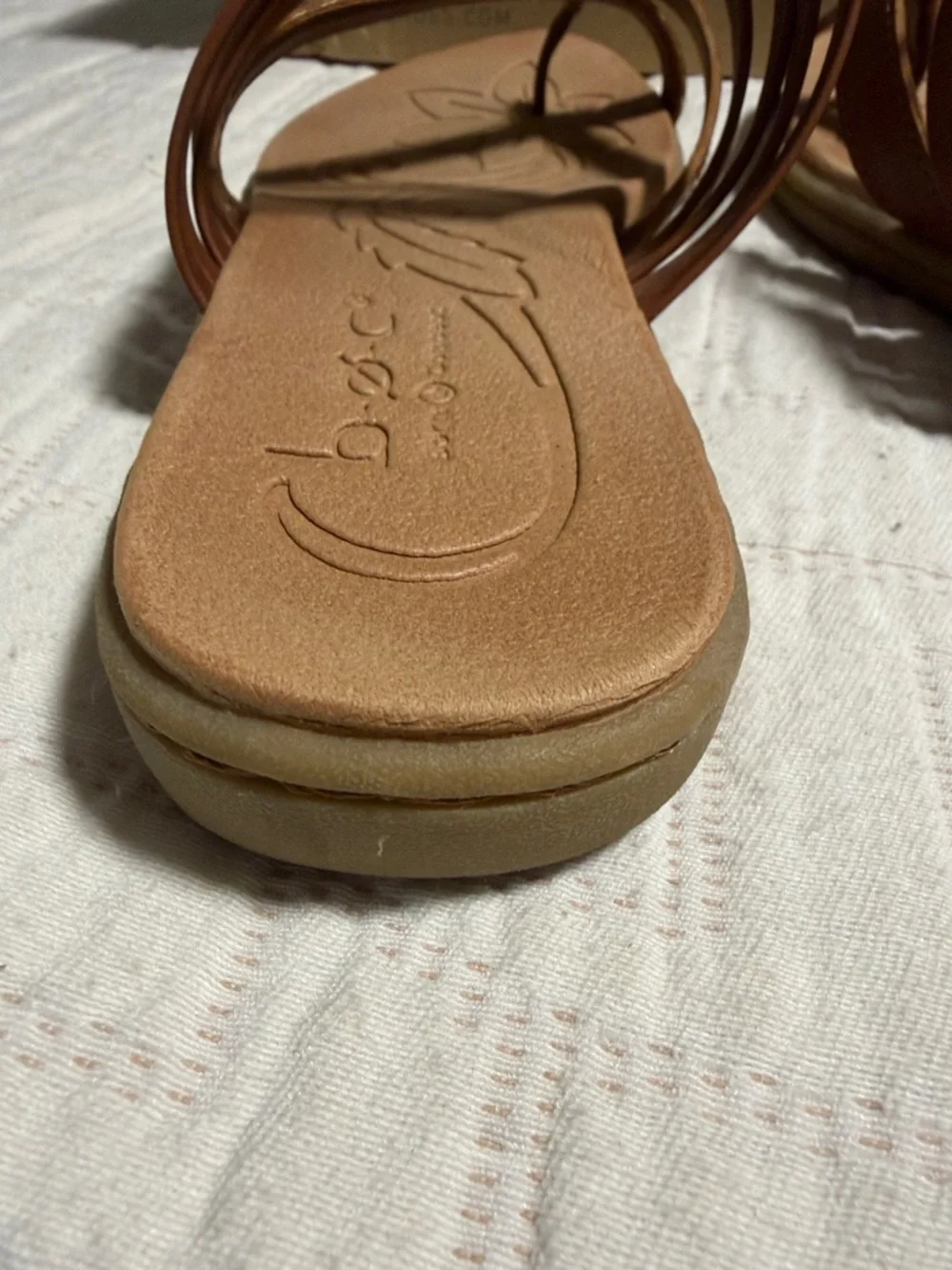 b.o.c. Alisha brown Multi-Strap Toe-Loop Sandals - Picture 6 of 12